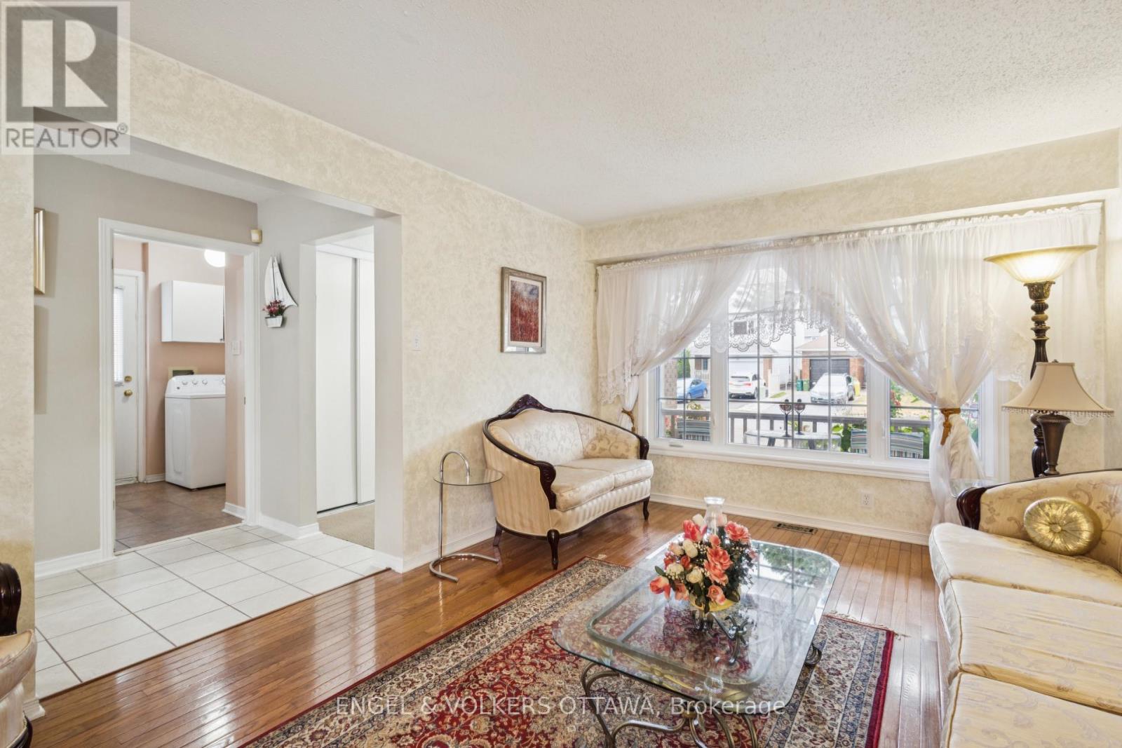 2213 Noblewood Way, Ottawa, Ontario  K1W 1E7 - Photo 8 - X12374070