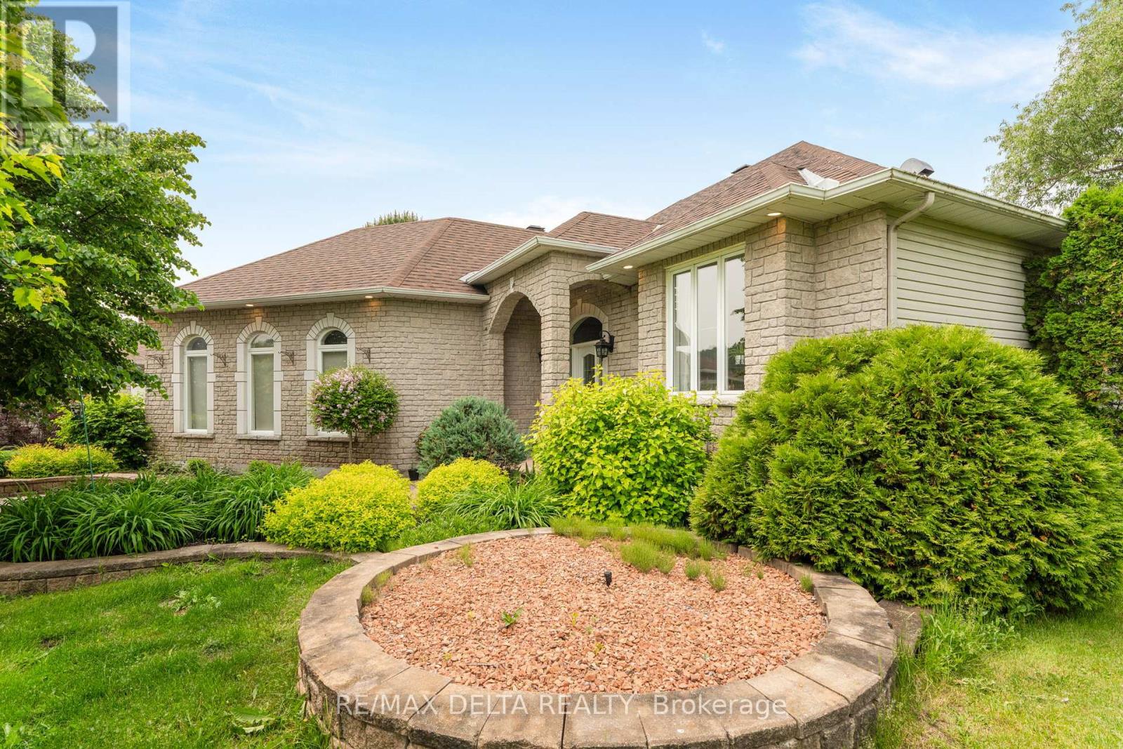 1819 Baseline Road, Clarence-Rockland, Ontario  K0A 1N0 - Photo 2 - X12374126
