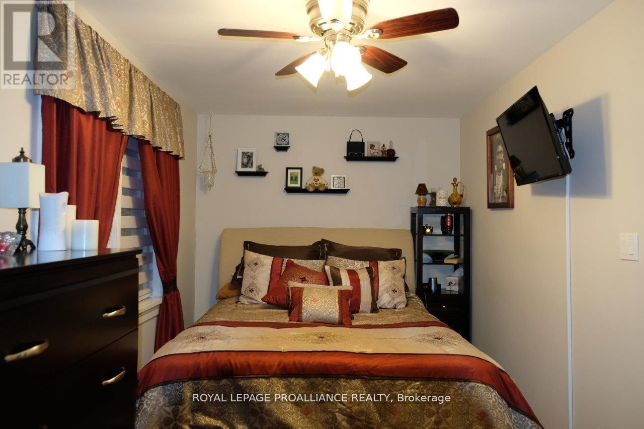 527 Front Street, Quinte West, Ontario  K8V 4R4 - Photo 12 - X12374170