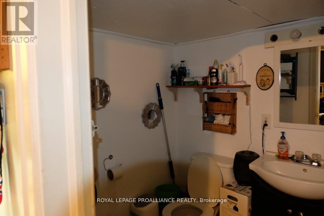 527 Front Street, Quinte West, Ontario  K8V 4R4 - Photo 27 - X12374170