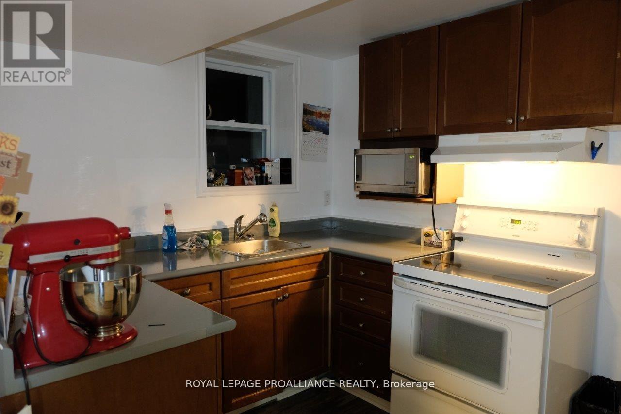 527 Front Street, Quinte West, Ontario  K8V 4R4 - Photo 32 - X12374170