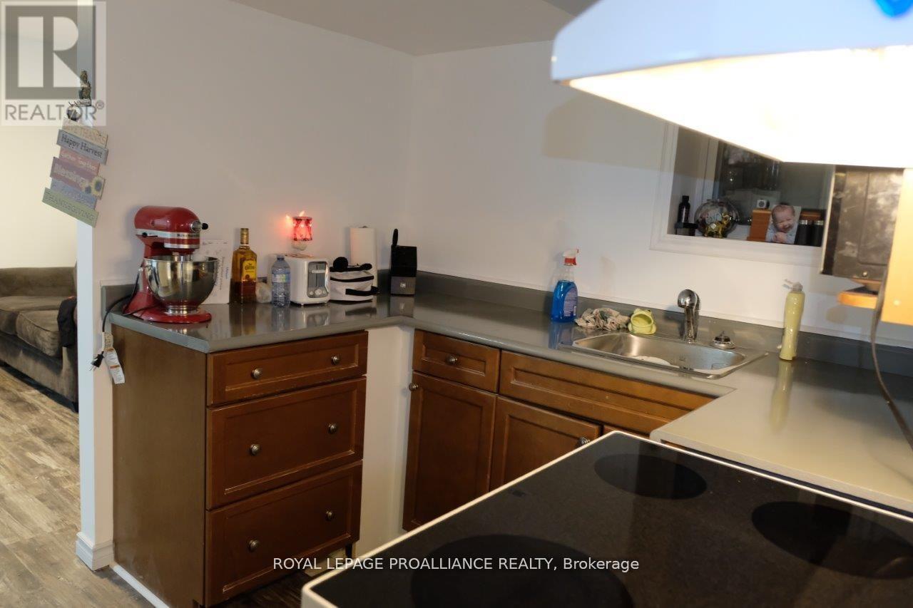 527 Front Street, Quinte West, Ontario  K8V 4R4 - Photo 33 - X12374170