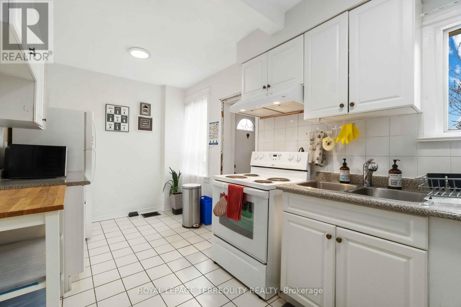 70 Rogers Road, Toronto, Ontario  M6E 1P1 - Photo 10 - C12336465