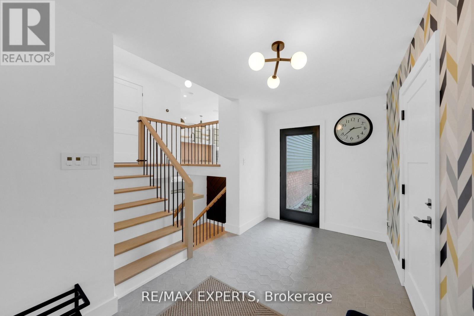 253 Spencer Avenue, Essa, Ontario  L0L 2N0 - Photo 6 - N12373943