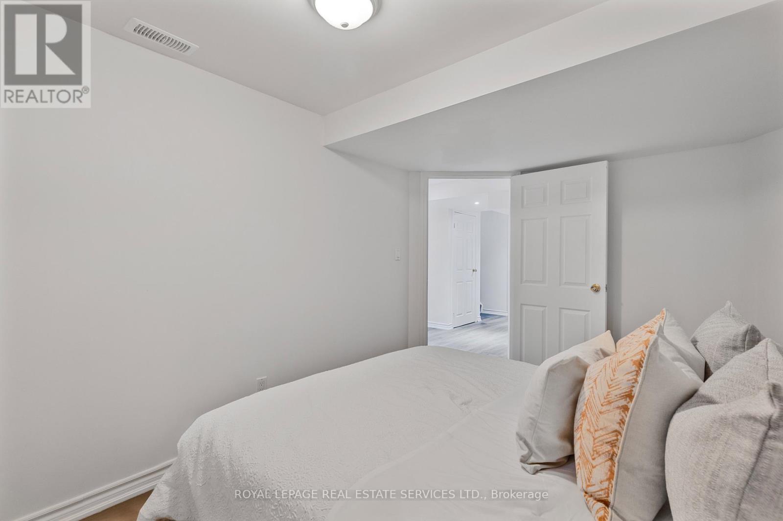 2425 Postmaster Drive, Oakville, Ontario  L6M 0J2 - Photo 37 - W12373968
