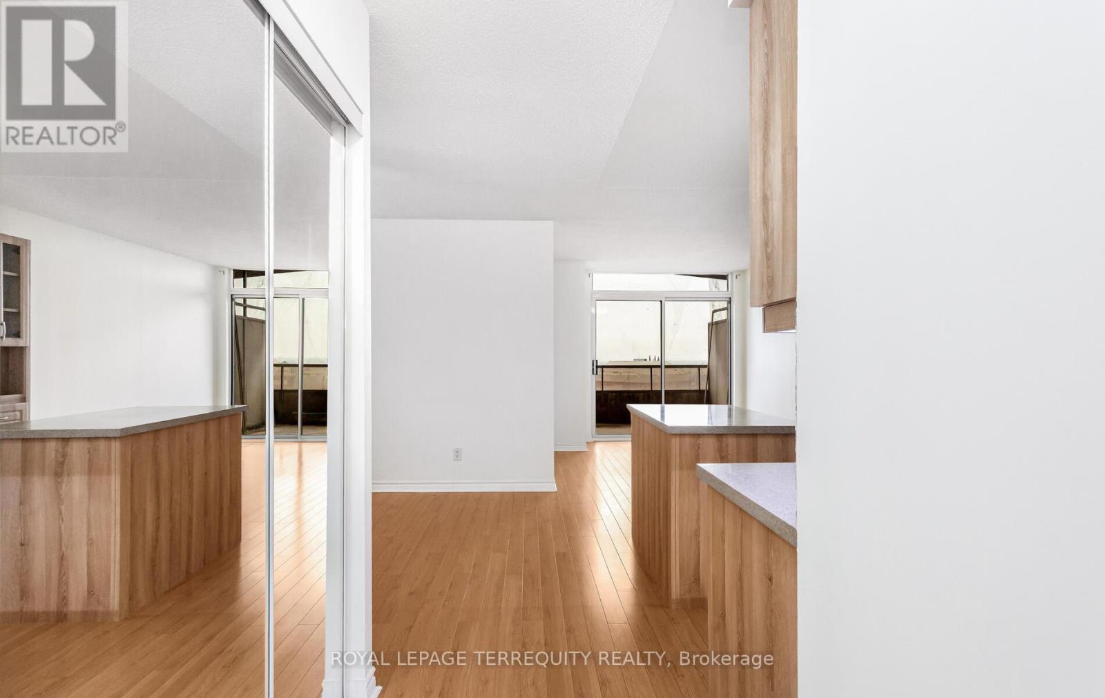2828 - 3888 Duke Of York Boulevard, Mississauga, Ontario  L5B 4P5 - Photo 3 - W12373985