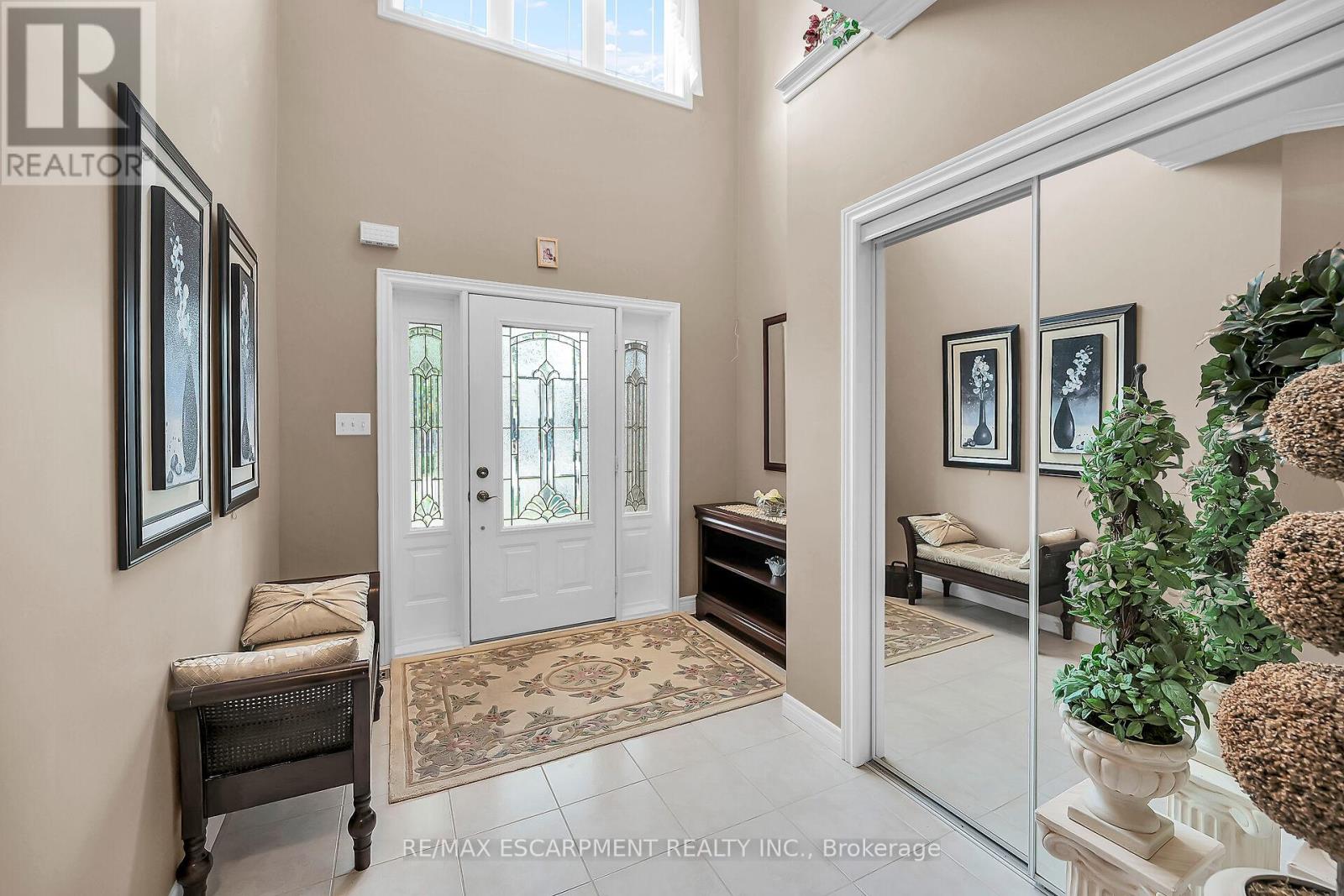 7 Kathleen Court, Hamilton, Ontario  L8T 5B1 - Photo 4 - X12374024
