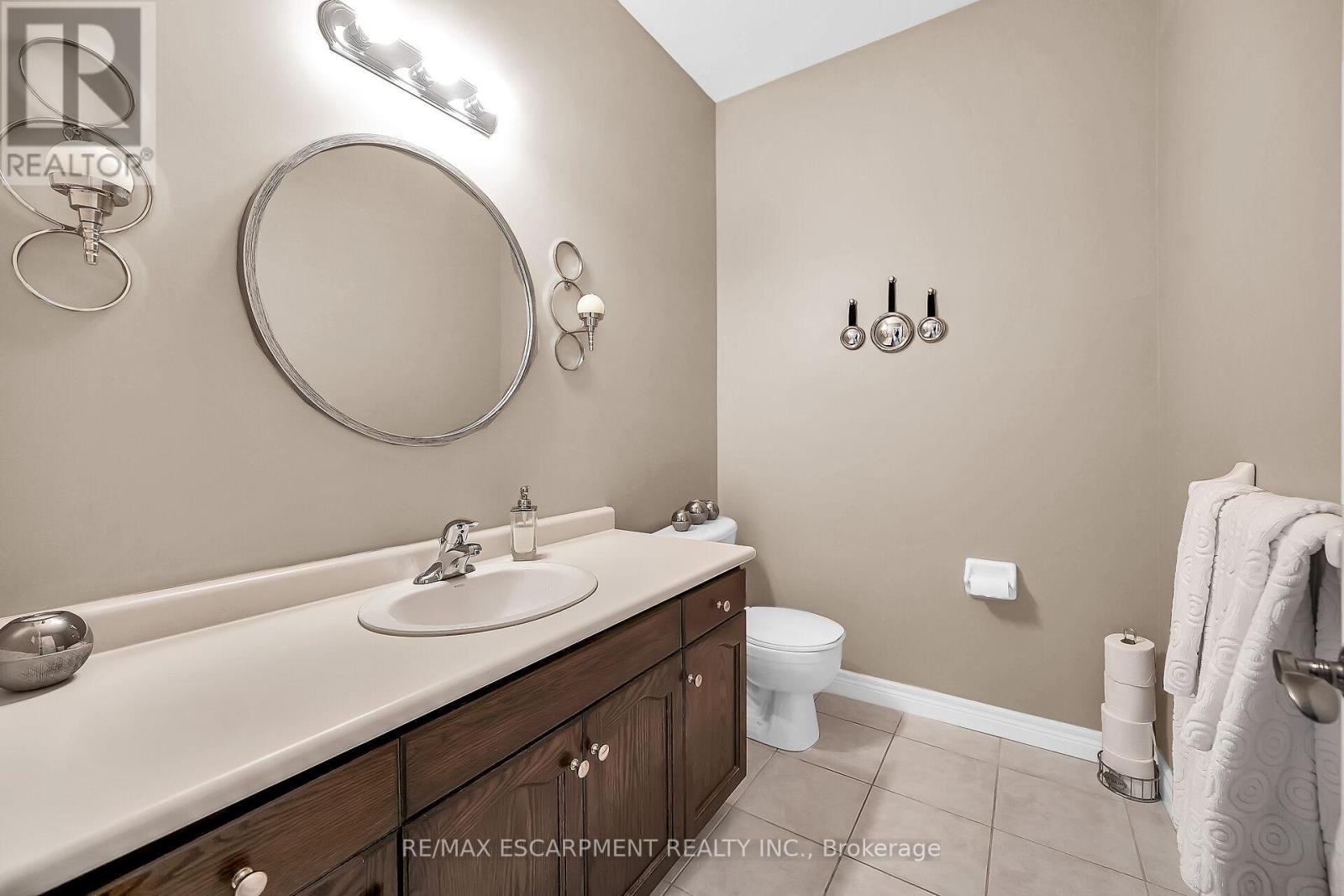 7 Kathleen Court, Hamilton, Ontario  L8T 5B1 - Photo 7 - X12374024