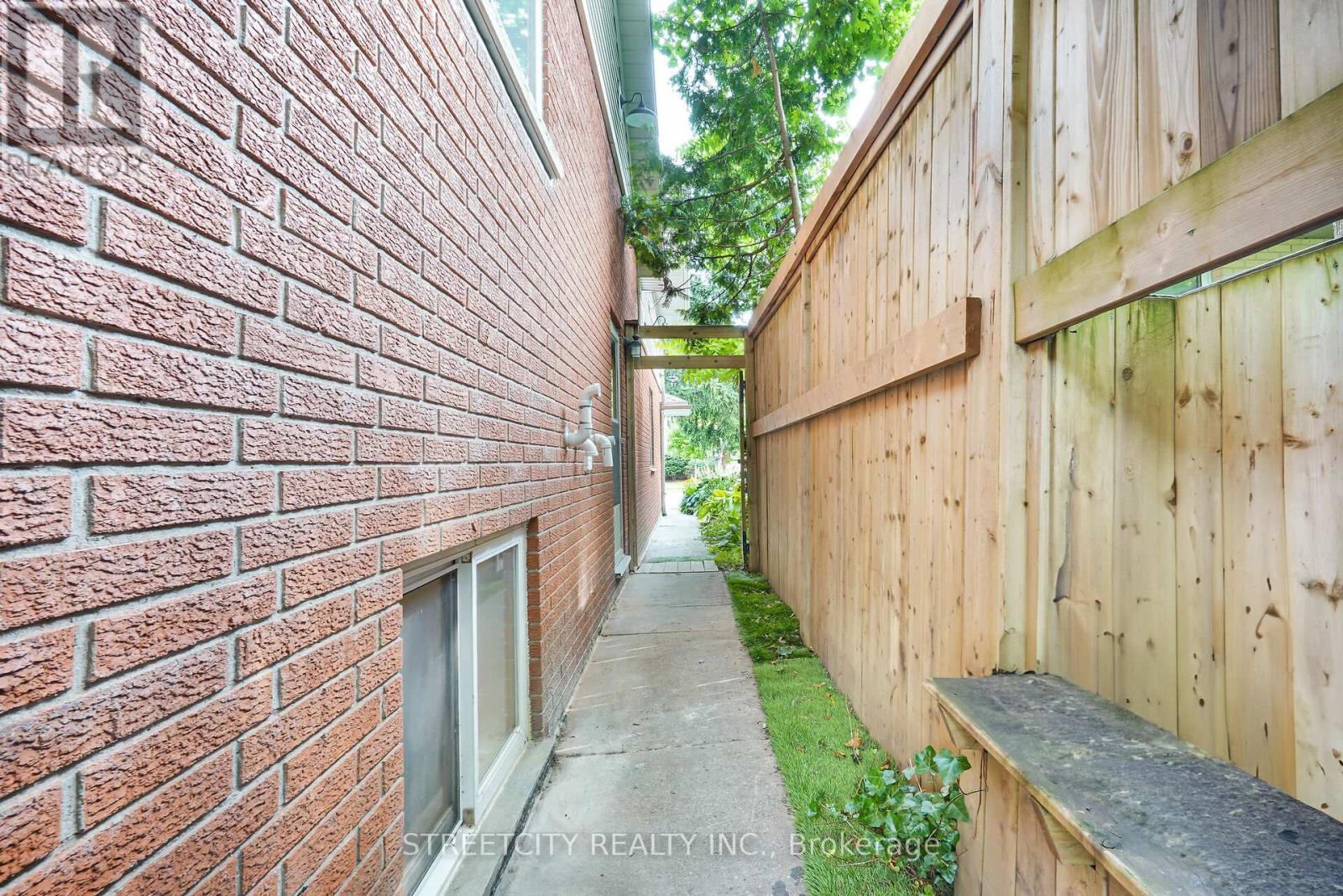 15 Camden Road, London North, Ontario  N5X 2J8 - Photo 4 - X12374277