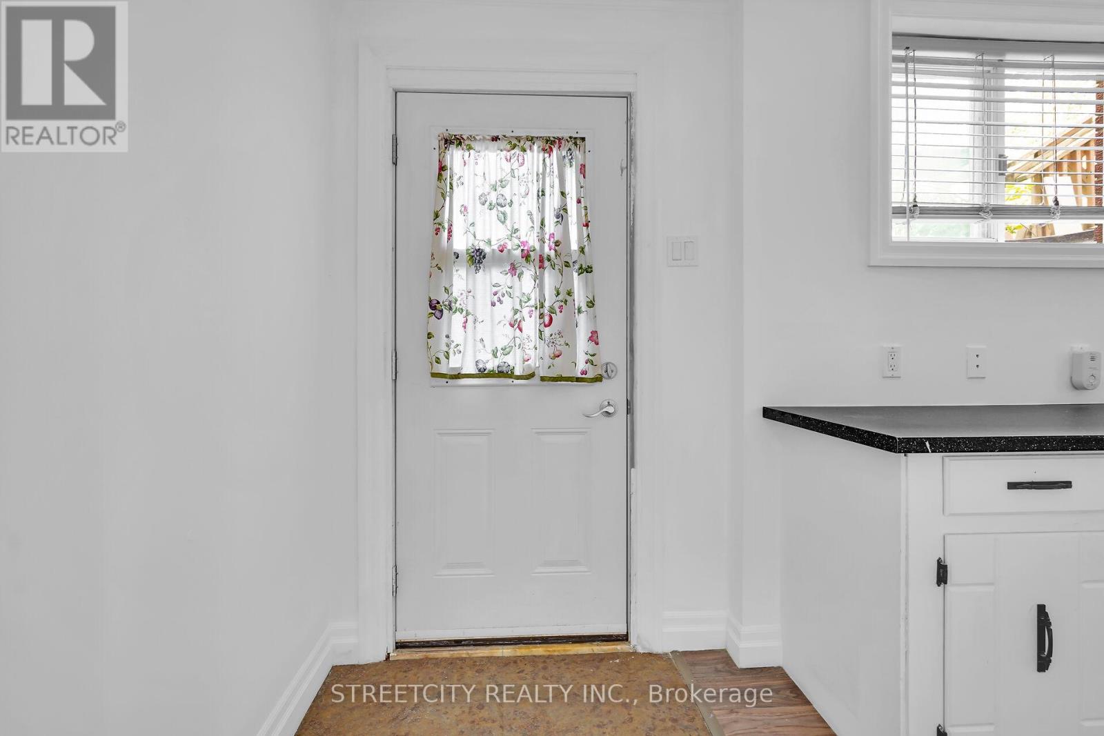 15 Camden Road, London North, Ontario  N5X 2J8 - Photo 7 - X12374277