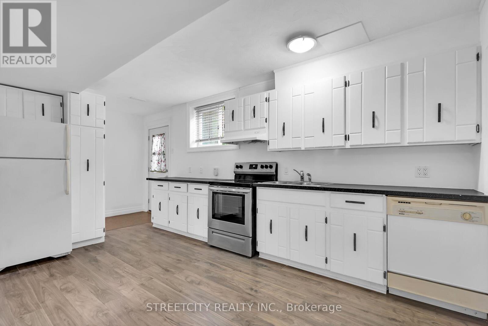 15 Camden Road, London North, Ontario  N5X 2J8 - Photo 9 - X12374277