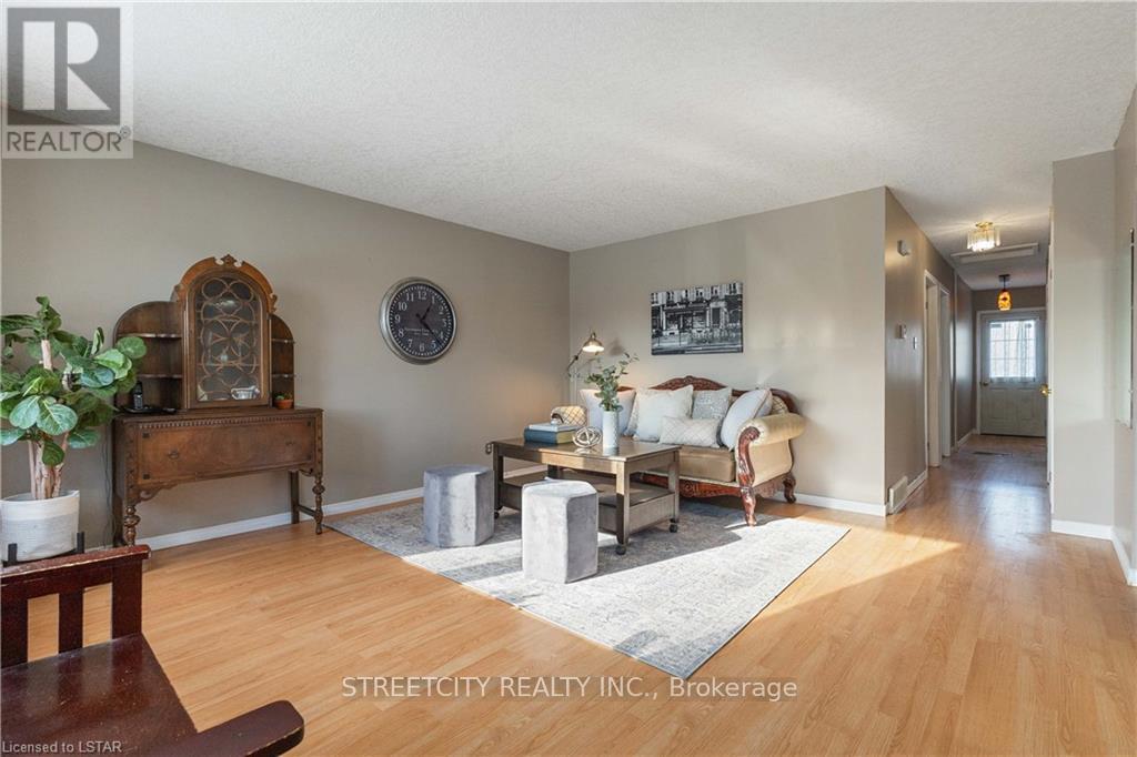 95 Kinburn Crescent, London South (South Y), Ontario  N6E 1J3 - Photo 3 - X12374283