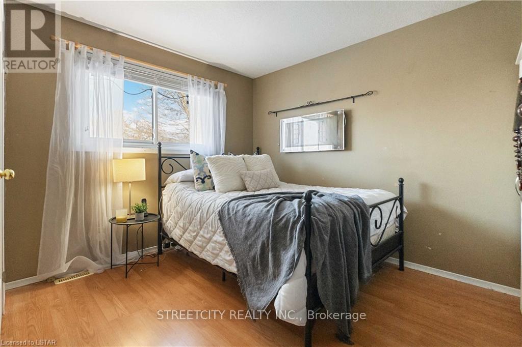 95 Kinburn Crescent, London South (South Y), Ontario  N6E 1J3 - Photo 5 - X12374283