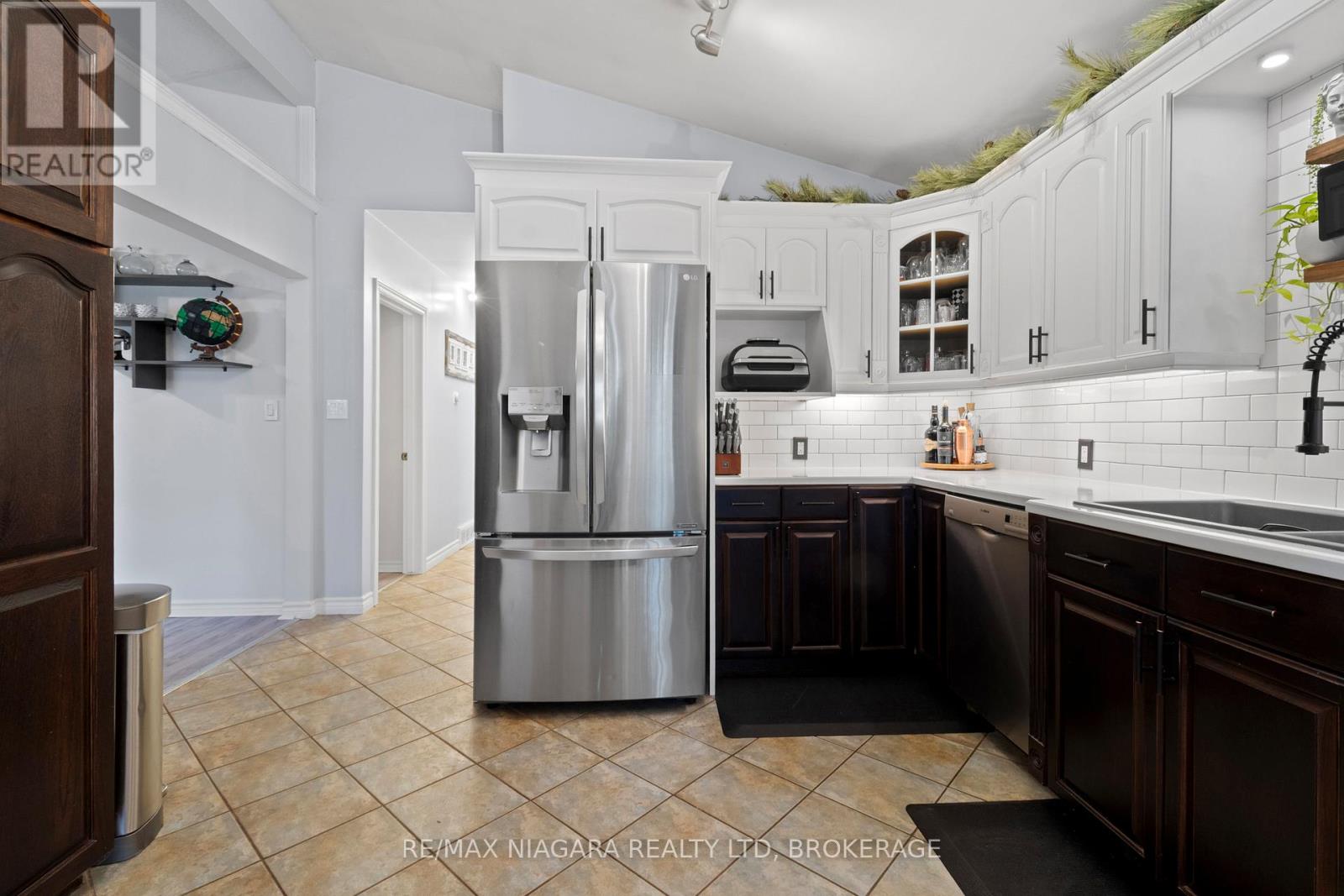 3 Clearview Heights, St. Catharines, Ontario  L2T 2W2 - Photo 6 - X12374334
