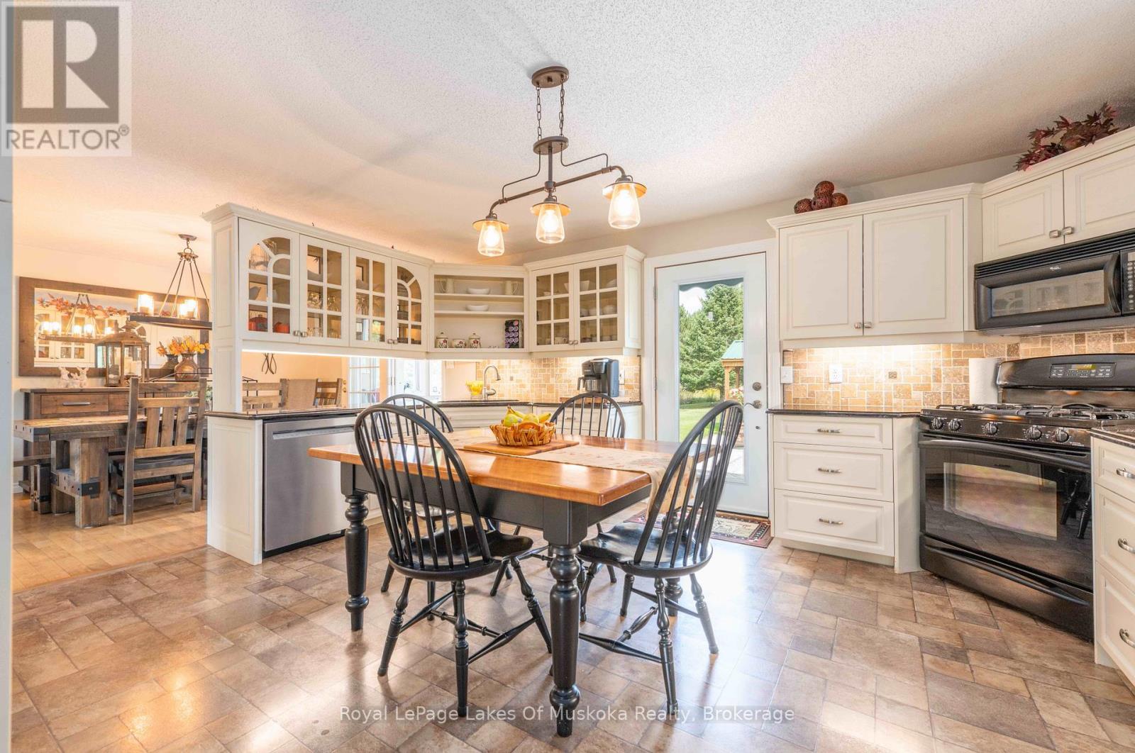 284 South Fairy Lake Road, Huntsville, Ontario  P1H 1R5 - Photo 10 - X12374260