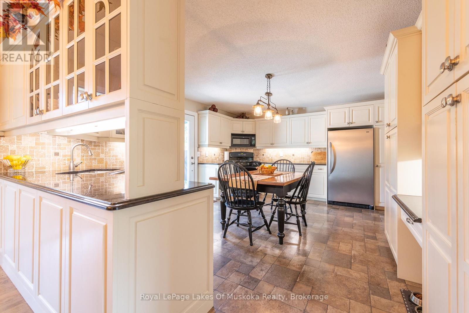 284 South Fairy Lake Road, Huntsville, Ontario  P1H 1R5 - Photo 11 - X12374260