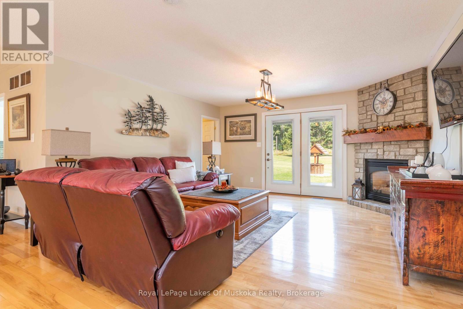 284 South Fairy Lake Road, Huntsville, Ontario  P1H 1R5 - Photo 21 - X12374260