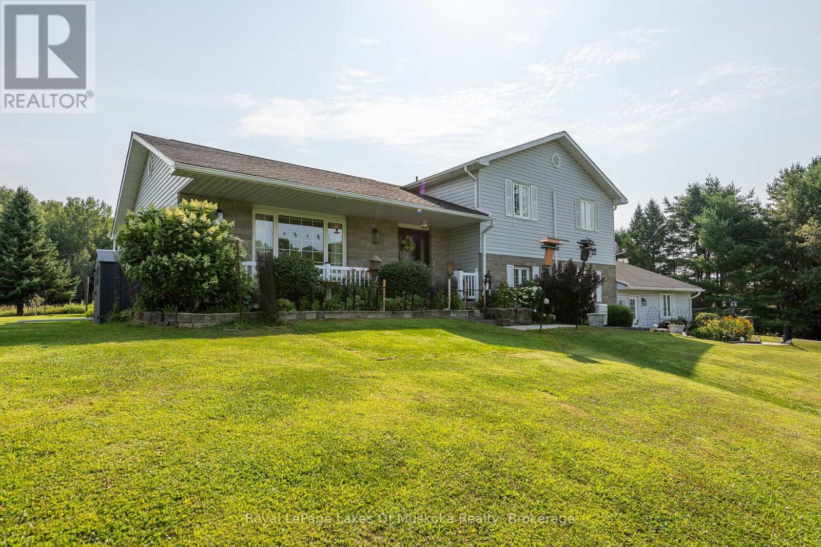 284 South Fairy Lake Road, Huntsville, Ontario  P1H 1R5 - Photo 3 - X12374260
