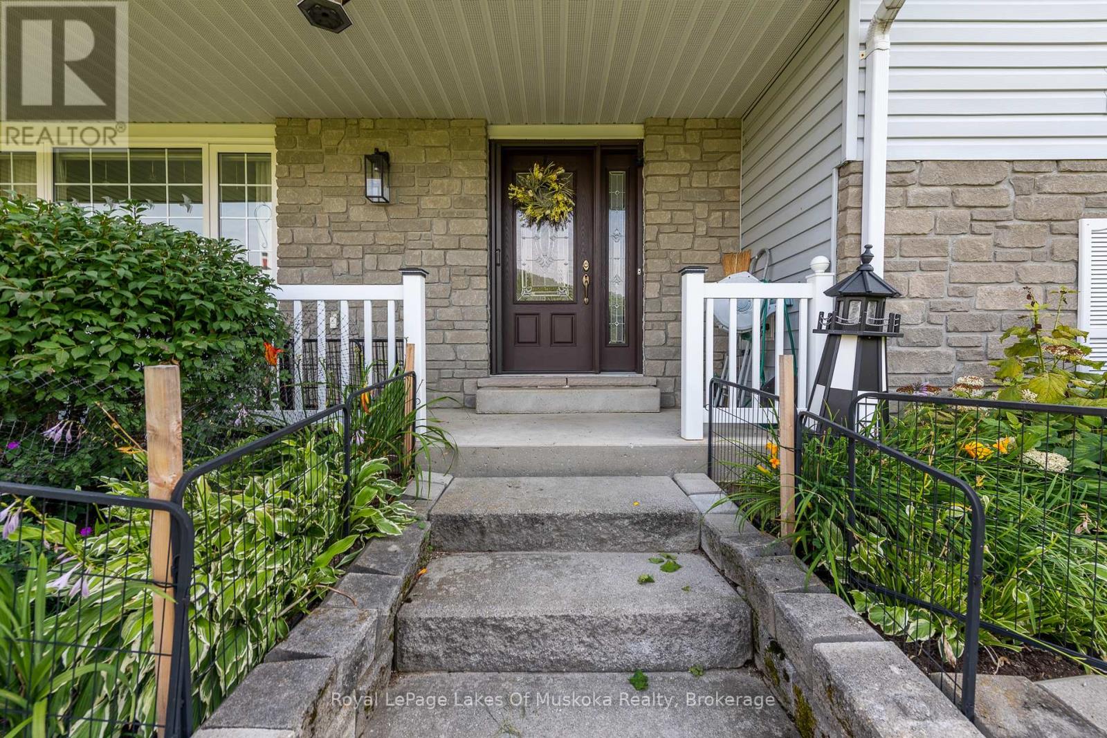 284 South Fairy Lake Road, Huntsville, Ontario  P1H 1R5 - Photo 4 - X12374260