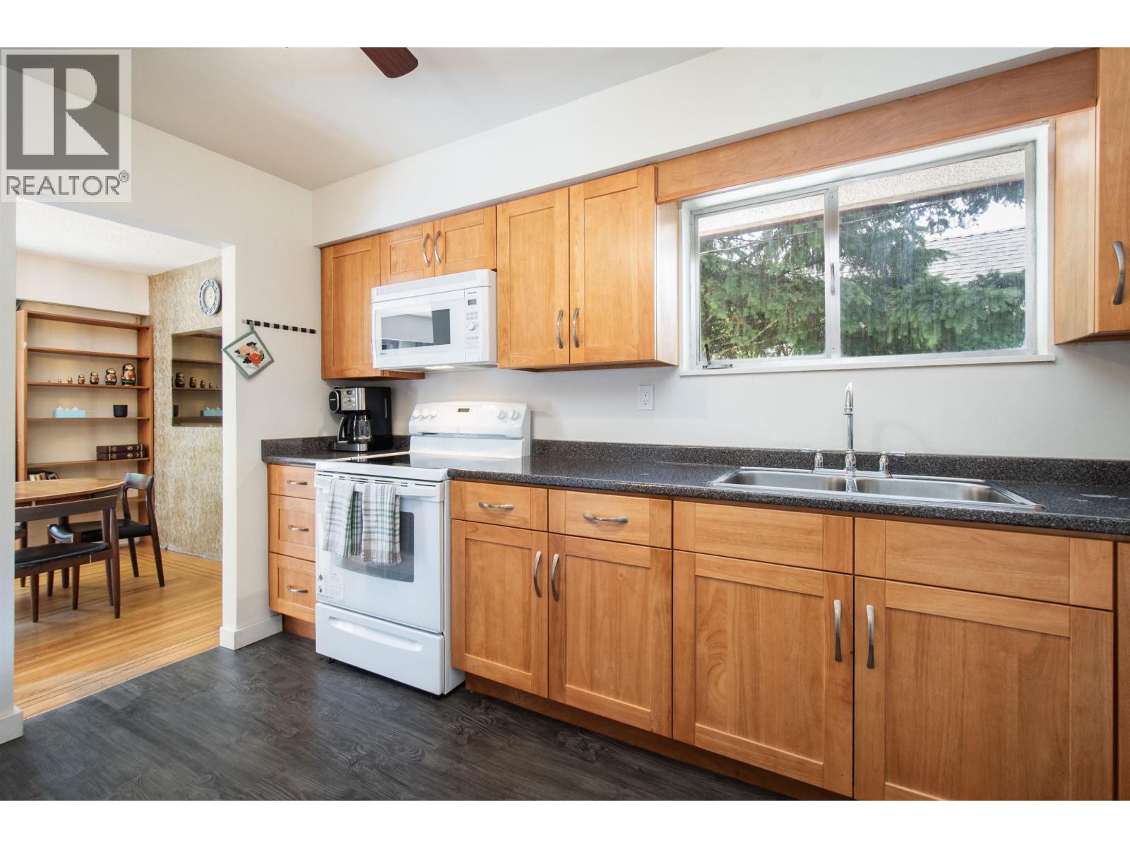 1852 Appin Road, North Vancouver, British Columbia  V7J 2T5 - Photo 9 - R3041897