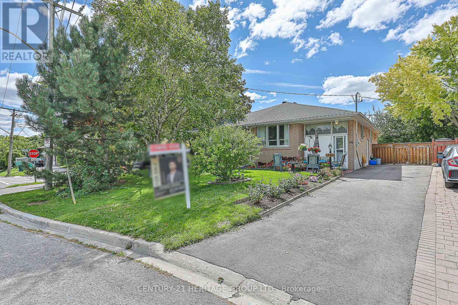 116 Longford Drive, Newmarket, Ontario  L3Y 2Y5 - Photo 2 - N12374093