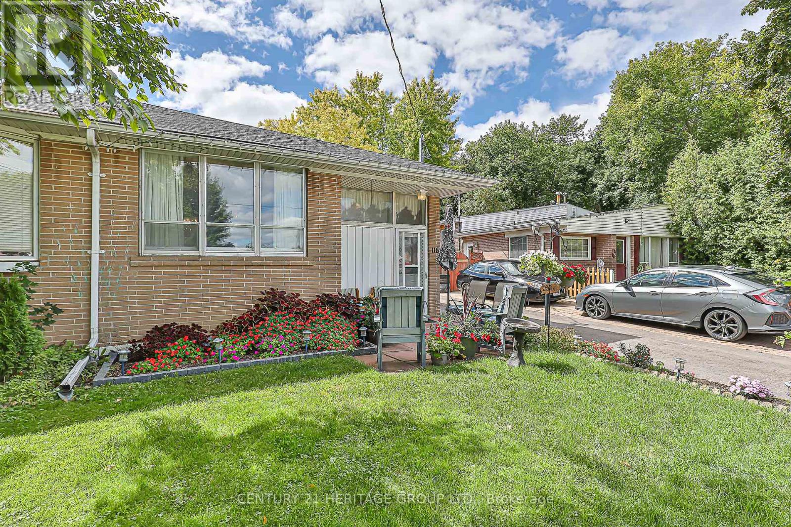 116 Longford Drive, Newmarket, Ontario  L3Y 2Y5 - Photo 3 - N12374093