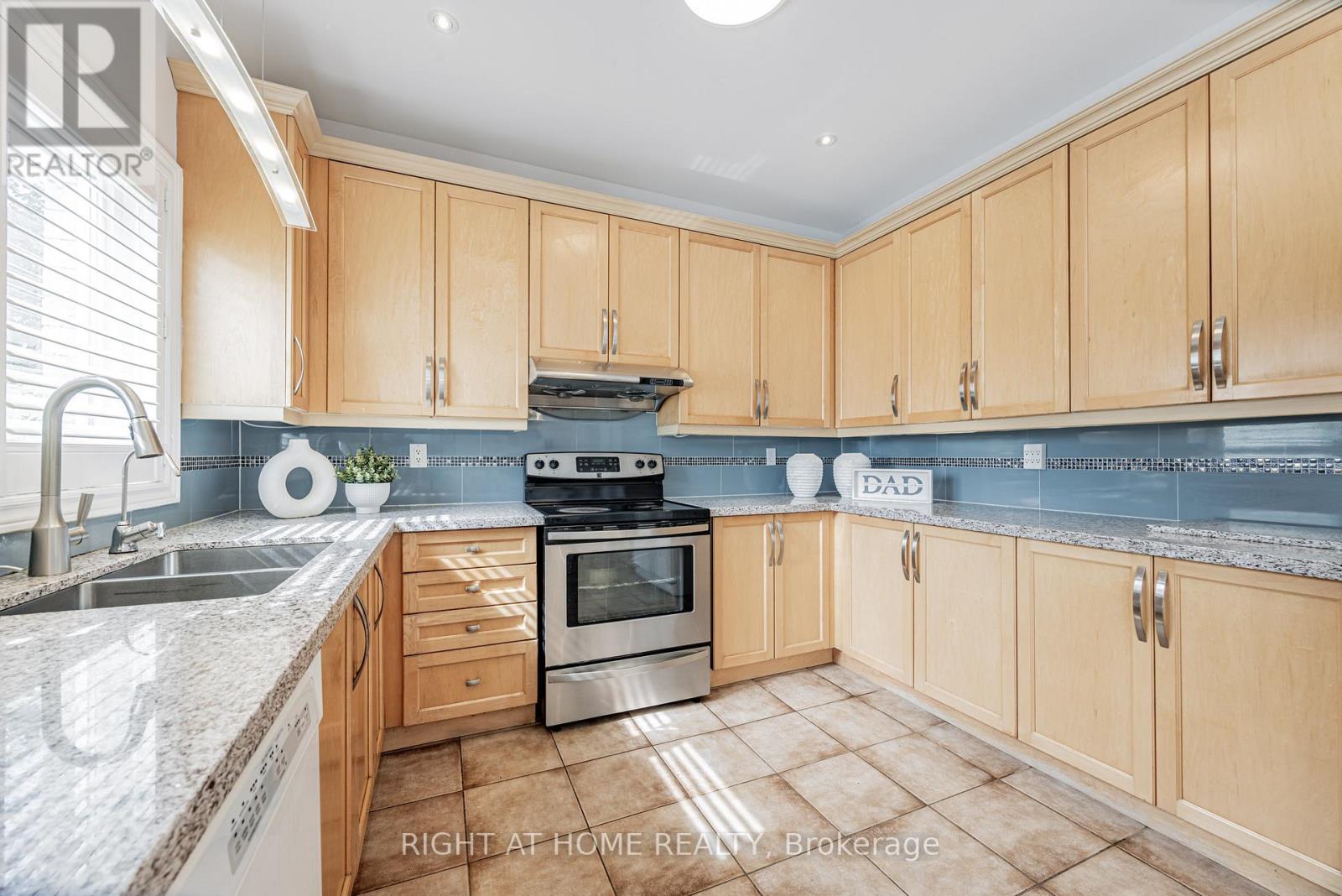 122 Annina Crescent, Markham, Ontario  L3R 4S5 - Photo 11 - N12374251