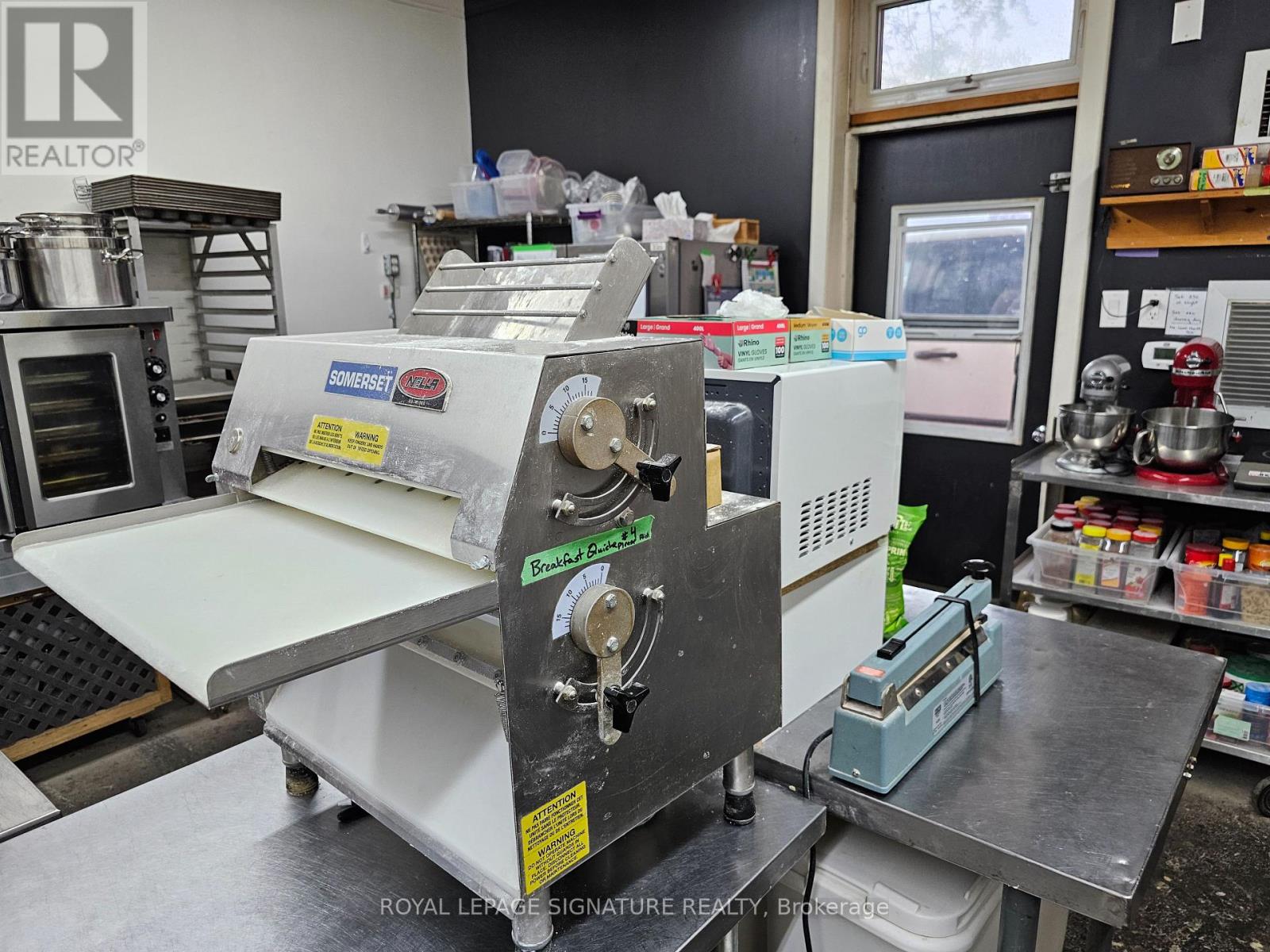 3469 Lake Shore Boulevard W, Toronto, Ontario  M8W 1N2 - Photo 17 - W12374038