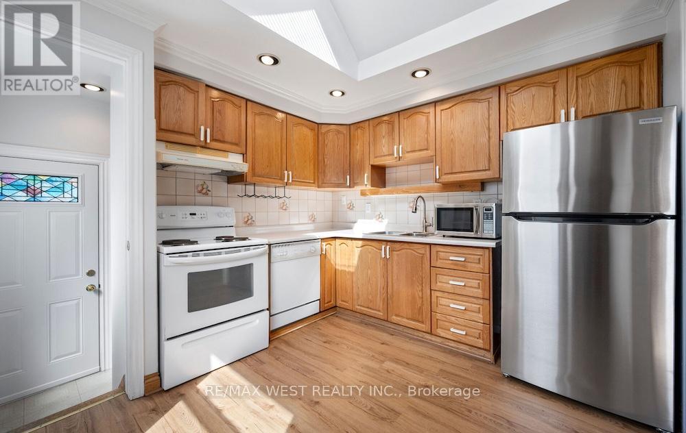 Property at 6 ROBINDALE AVENUE image 4
