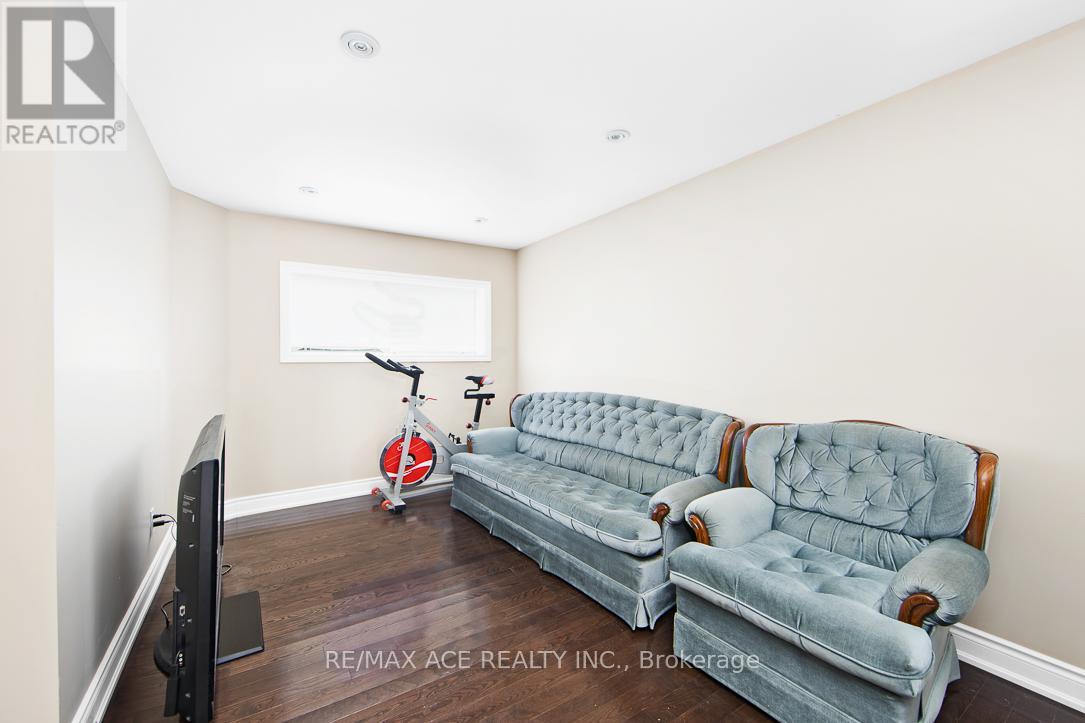 205 Emerson Street, Hamilton, Ontario  L8S 2Y3 - Photo 5 - X12374147