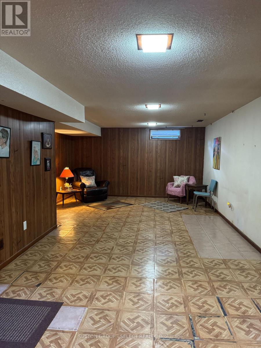 56 Barrett Crescent, London South, Ontario  N6E 1T5 - Photo 10 - X12374377