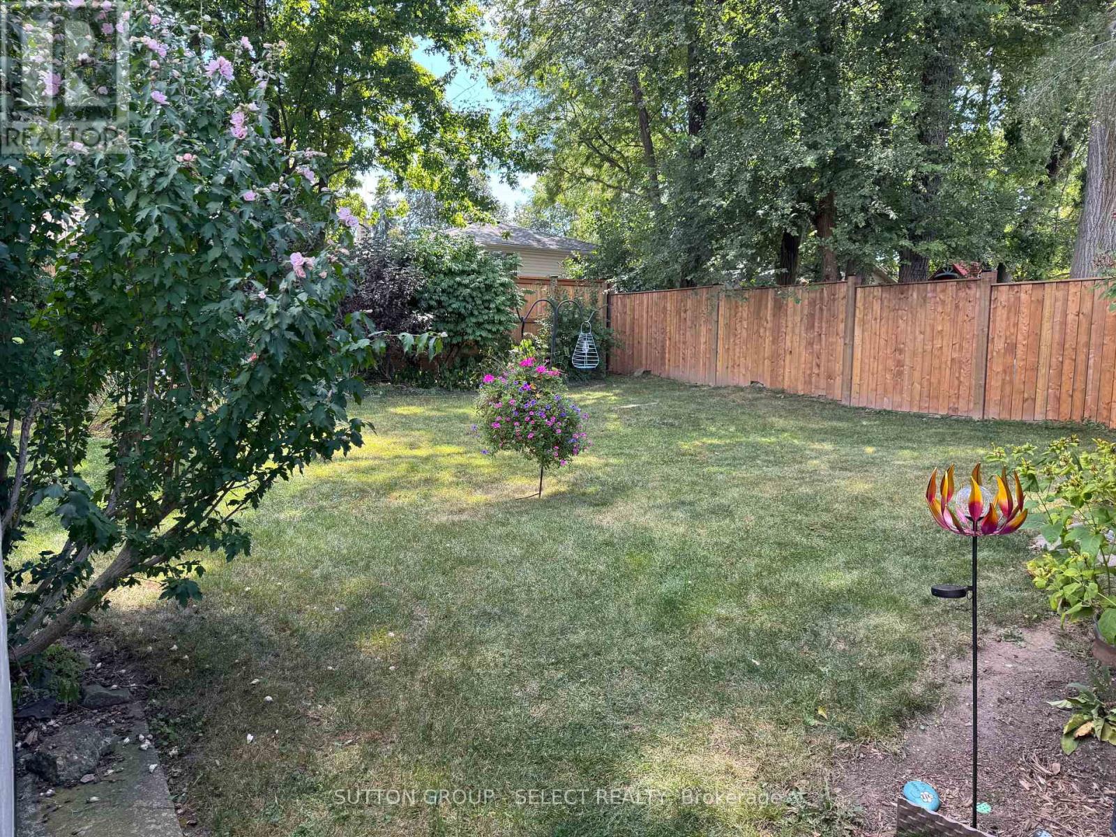 56 Barrett Crescent, London South, Ontario  N6E 1T5 - Photo 15 - X12374377