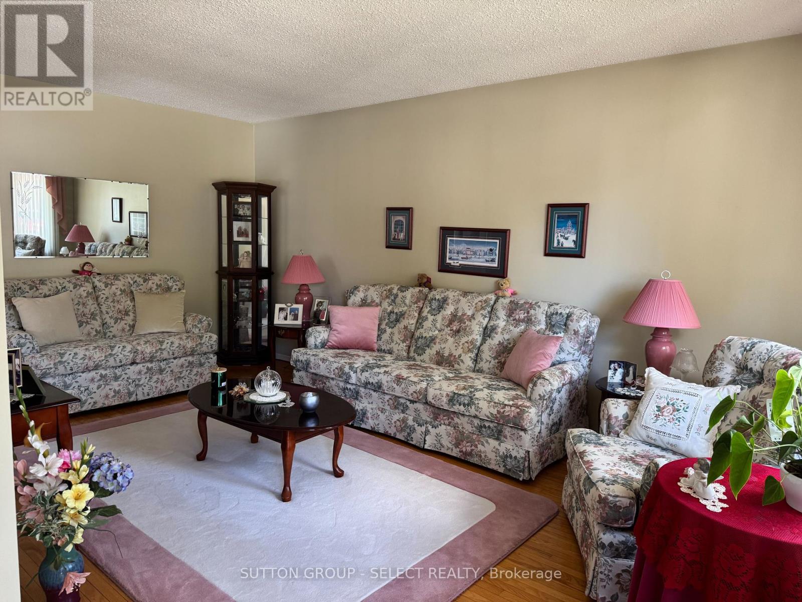 56 Barrett Crescent, London South, Ontario  N6E 1T5 - Photo 2 - X12374377