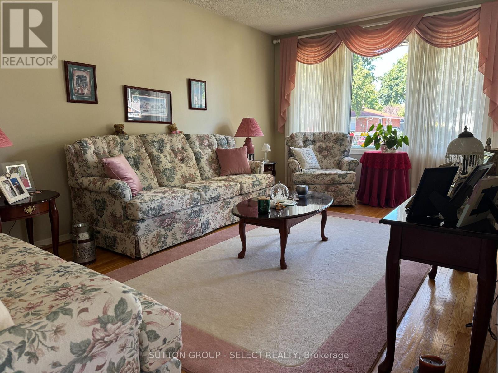 56 Barrett Crescent, London South, Ontario  N6E 1T5 - Photo 3 - X12374377