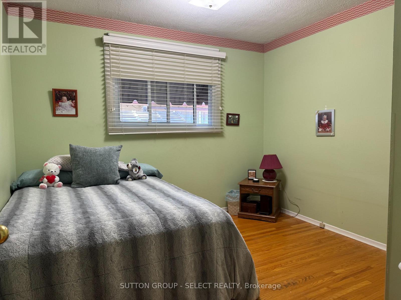 56 Barrett Crescent, London South, Ontario  N6E 1T5 - Photo 4 - X12374377