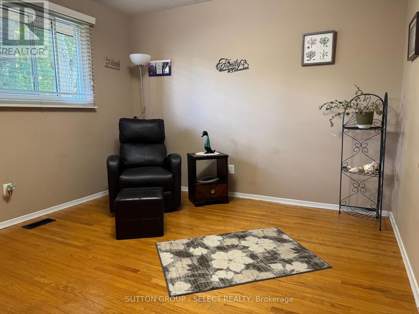 56 Barrett Crescent, London South, Ontario  N6E 1T5 - Photo 5 - X12374377