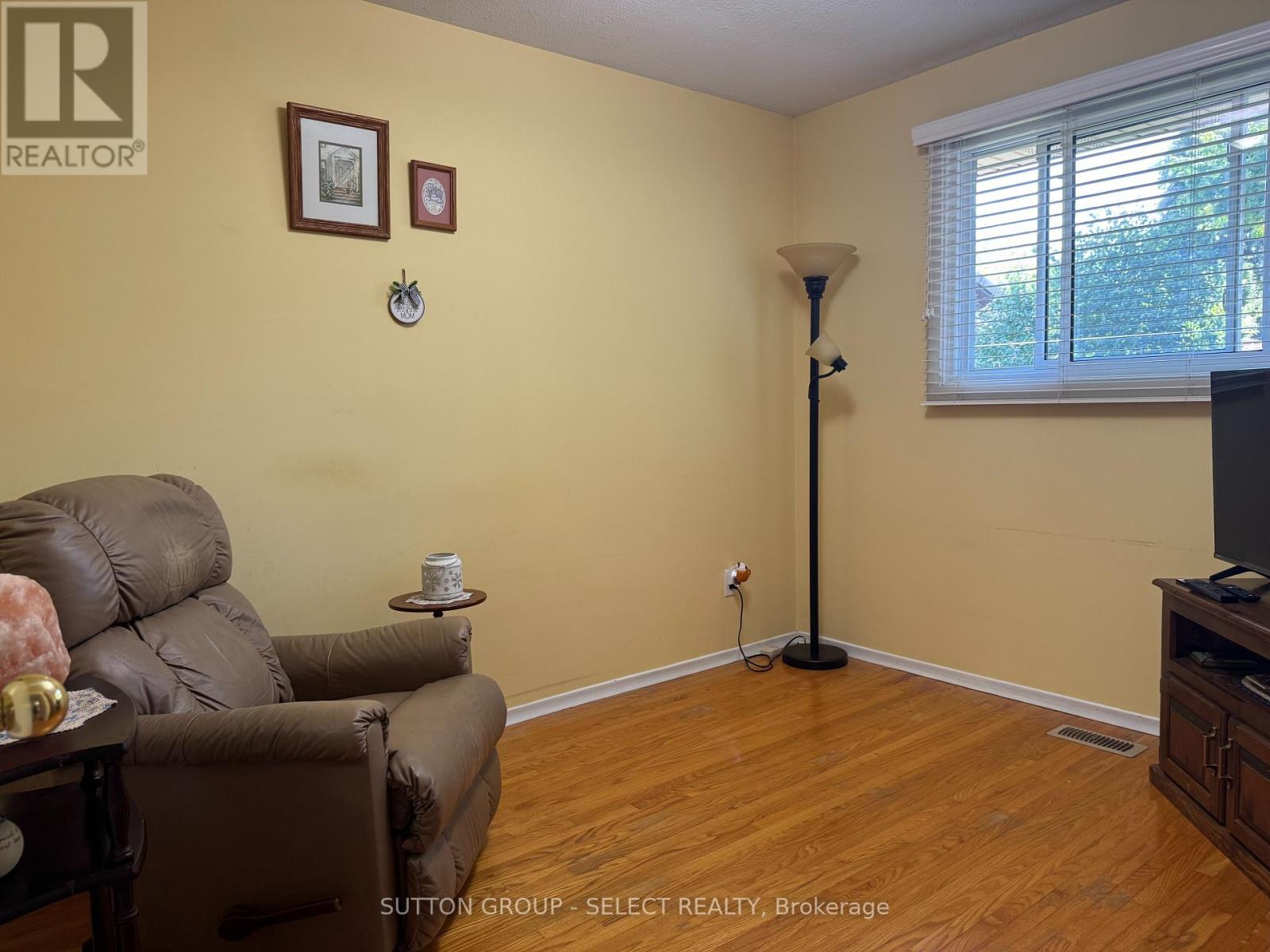 56 Barrett Crescent, London South, Ontario  N6E 1T5 - Photo 6 - X12374377