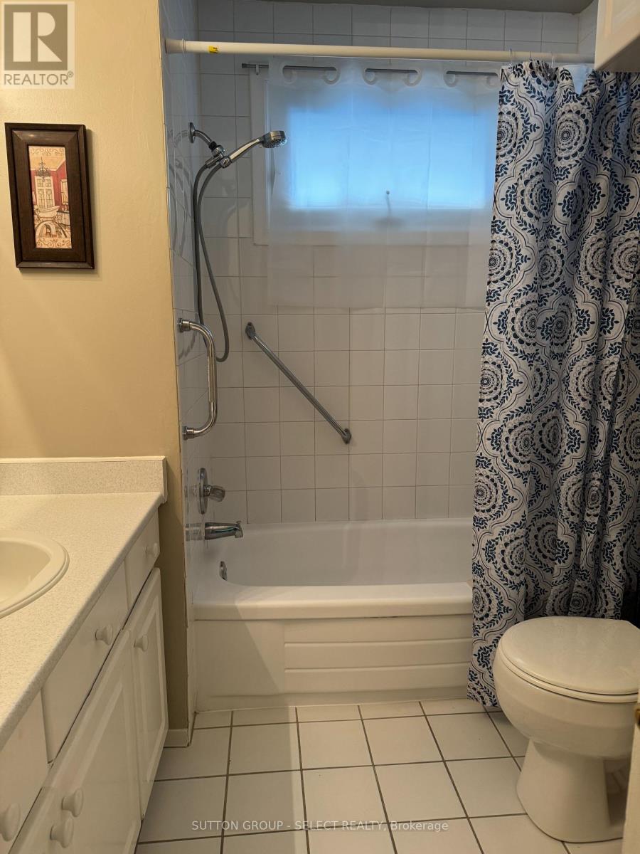 56 Barrett Crescent, London South, Ontario  N6E 1T5 - Photo 7 - X12374377