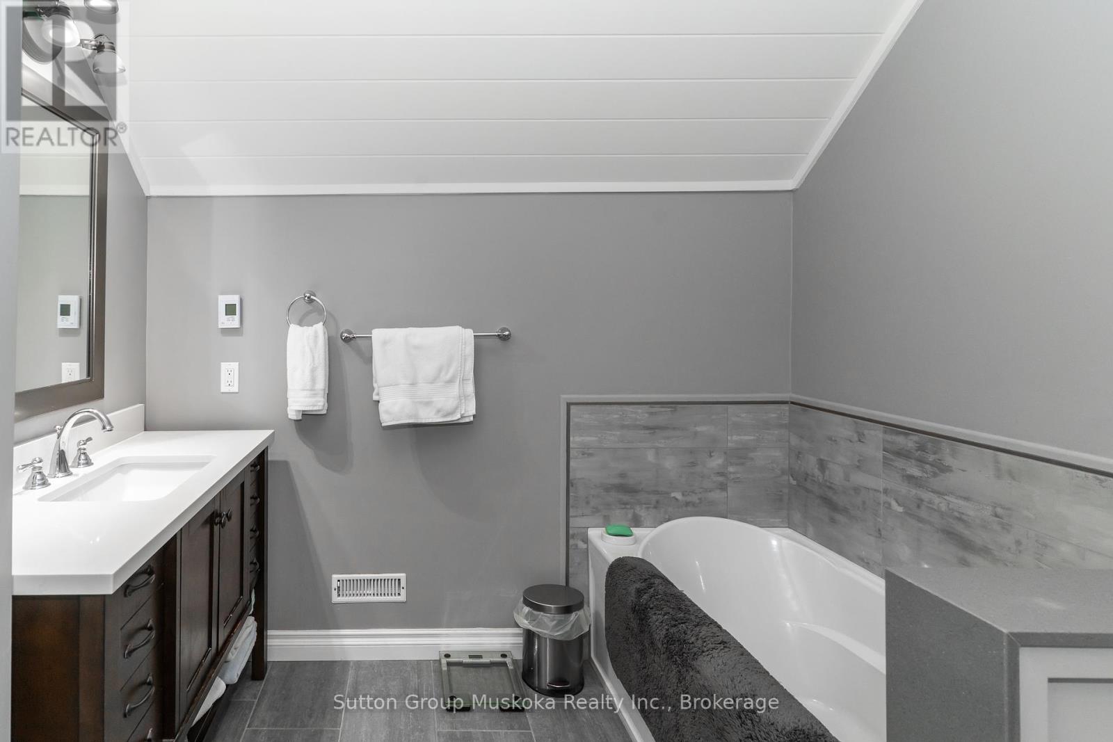 4945 Muskoka 117 Road, Lake Of Bays, Ontario  P0A 1E0 - Photo 24 - X12374403