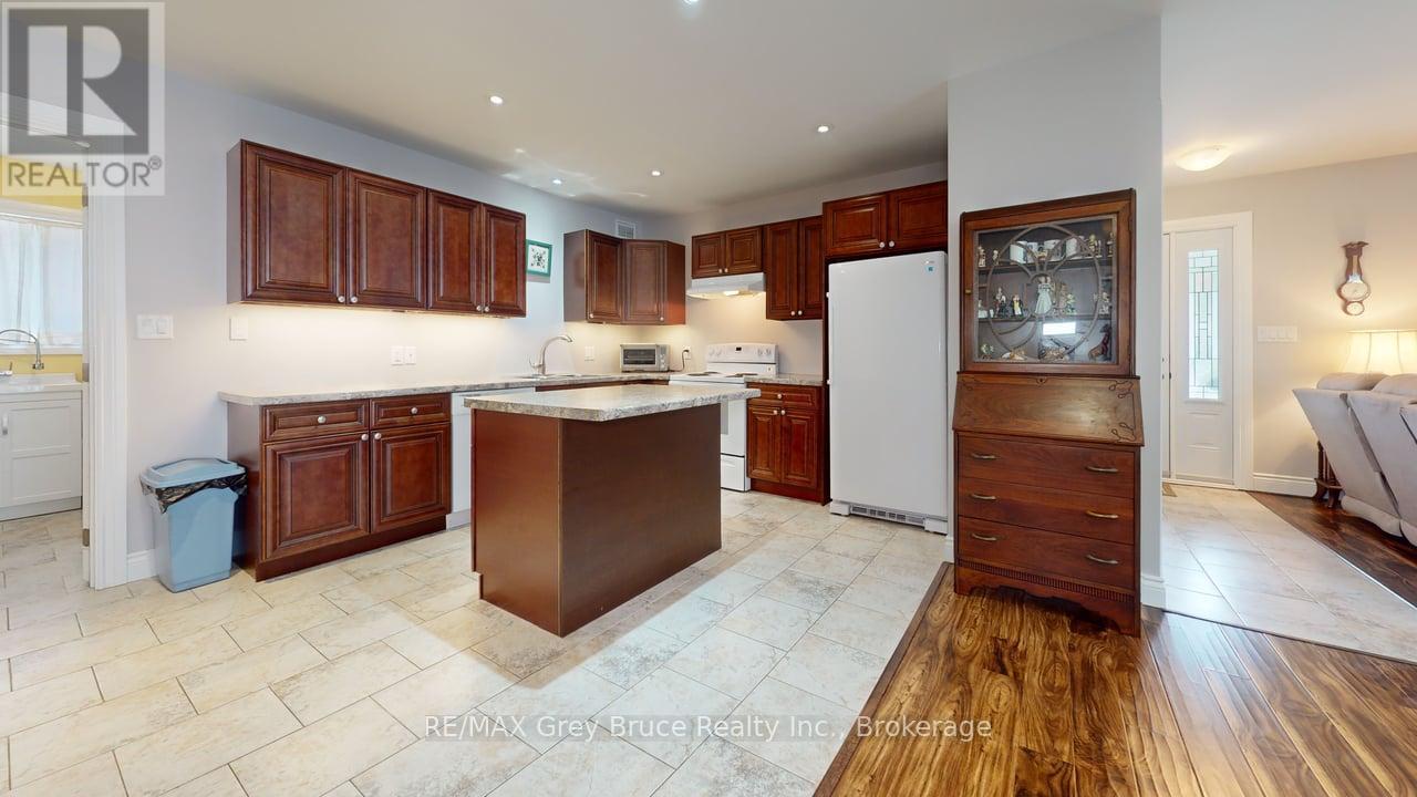 206 4th Avenue Sw, Arran-Elderslie, Ontario  N0G 1L0 - Photo 10 - X12374410
