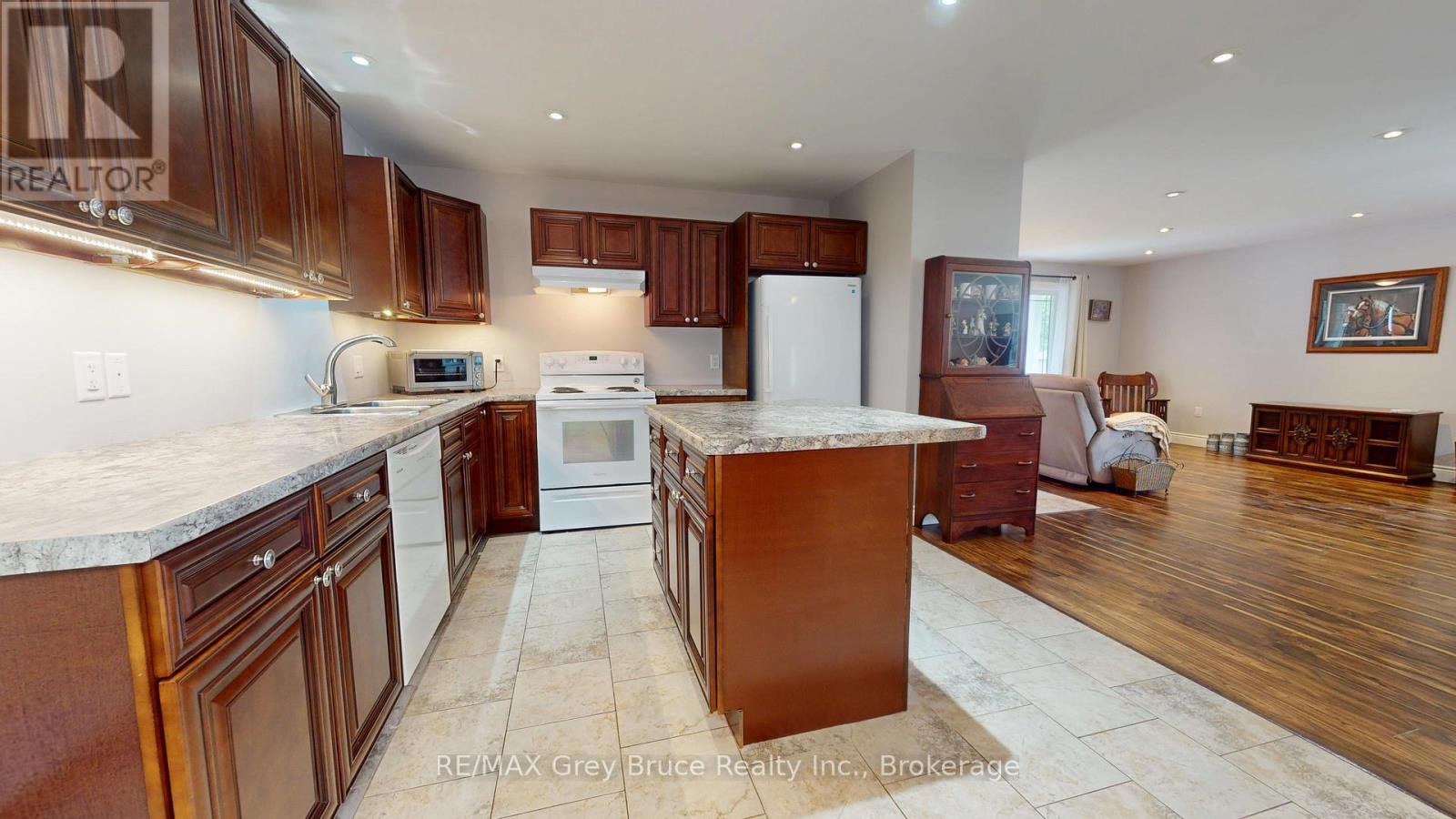 206 4th Avenue Sw, Arran-Elderslie, Ontario  N0G 1L0 - Photo 11 - X12374410