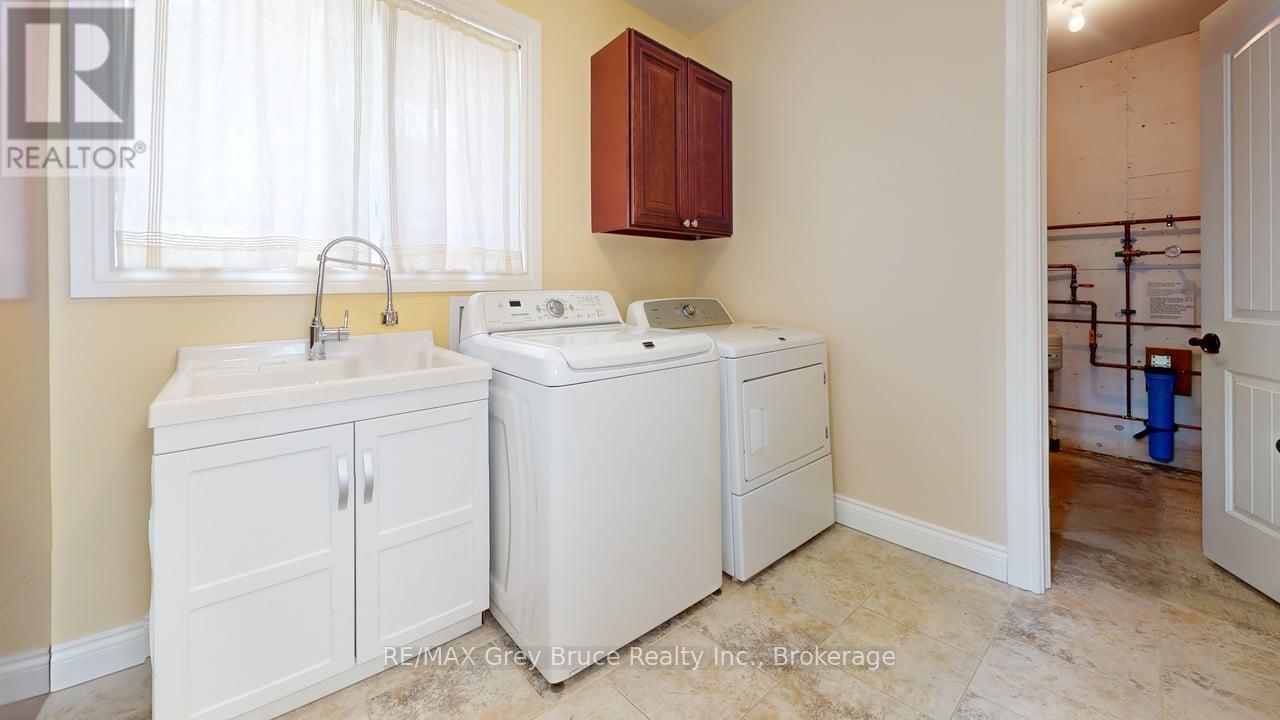 206 4th Avenue Sw, Arran-Elderslie, Ontario  N0G 1L0 - Photo 23 - X12374410