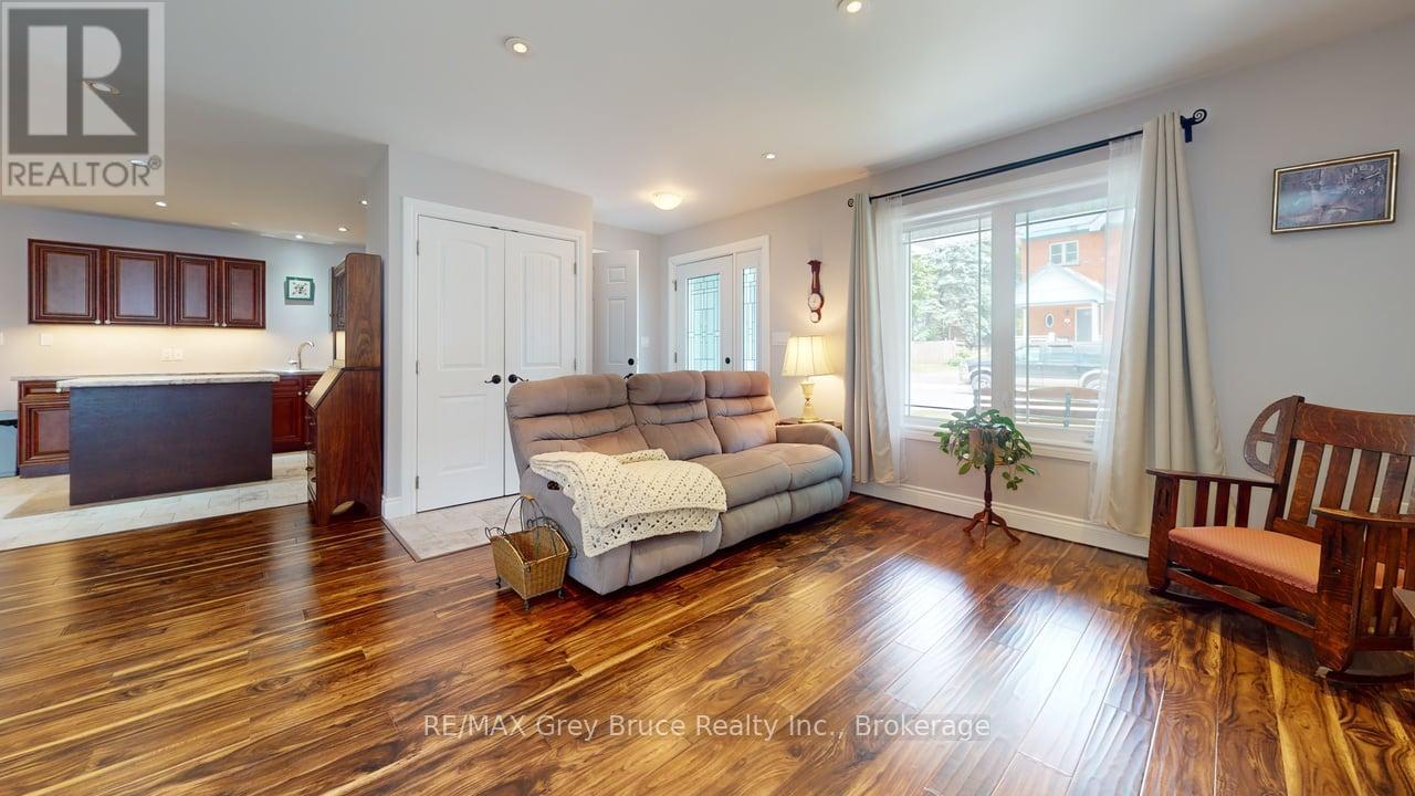 206 4th Avenue Sw, Arran-Elderslie, Ontario  N0G 1L0 - Photo 3 - X12374410