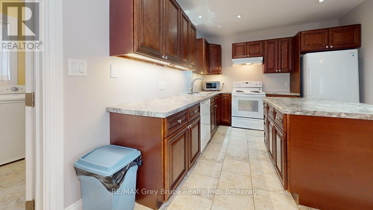 206 4th Avenue Sw, Arran-Elderslie, Ontario  N0G 1L0 - Photo 9 - X12374410