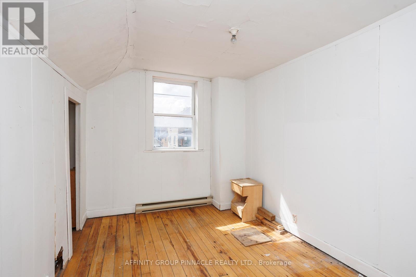 106 Russell Street W, Kawartha Lakes, Ontario  K9V 2X4 - Photo 18 - X12374372
