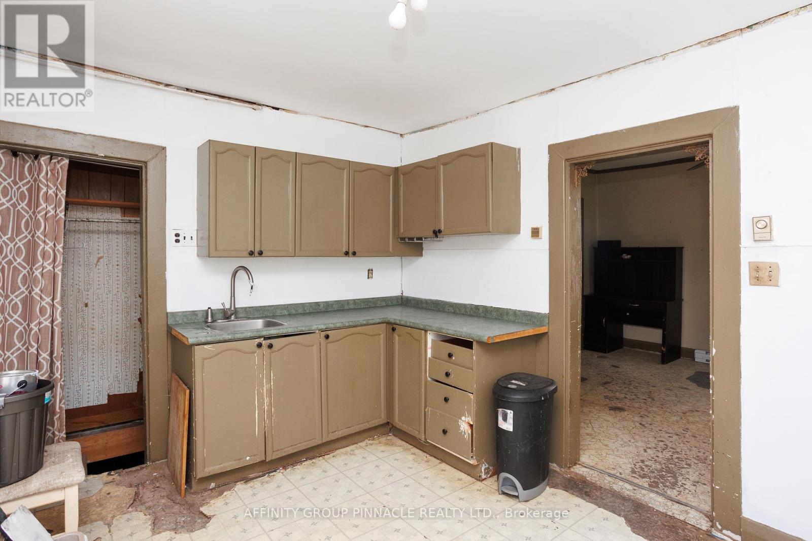 106 Russell Street W, Kawartha Lakes, Ontario  K9V 2X4 - Photo 6 - X12374372