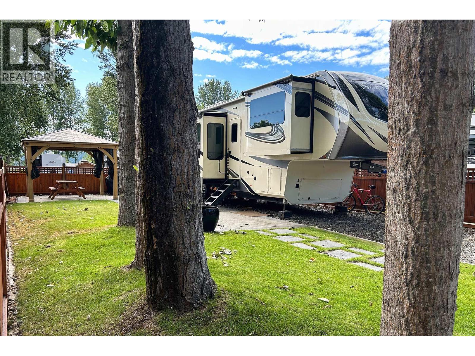 7 Rainbow Lane, Lee Creek, British Columbia