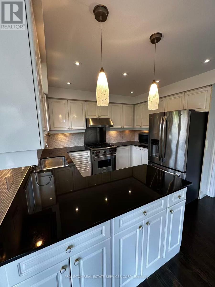 32 Charrington Crescent, Markham, Ontario  L3R 0R2 - Photo 6 - N12374287