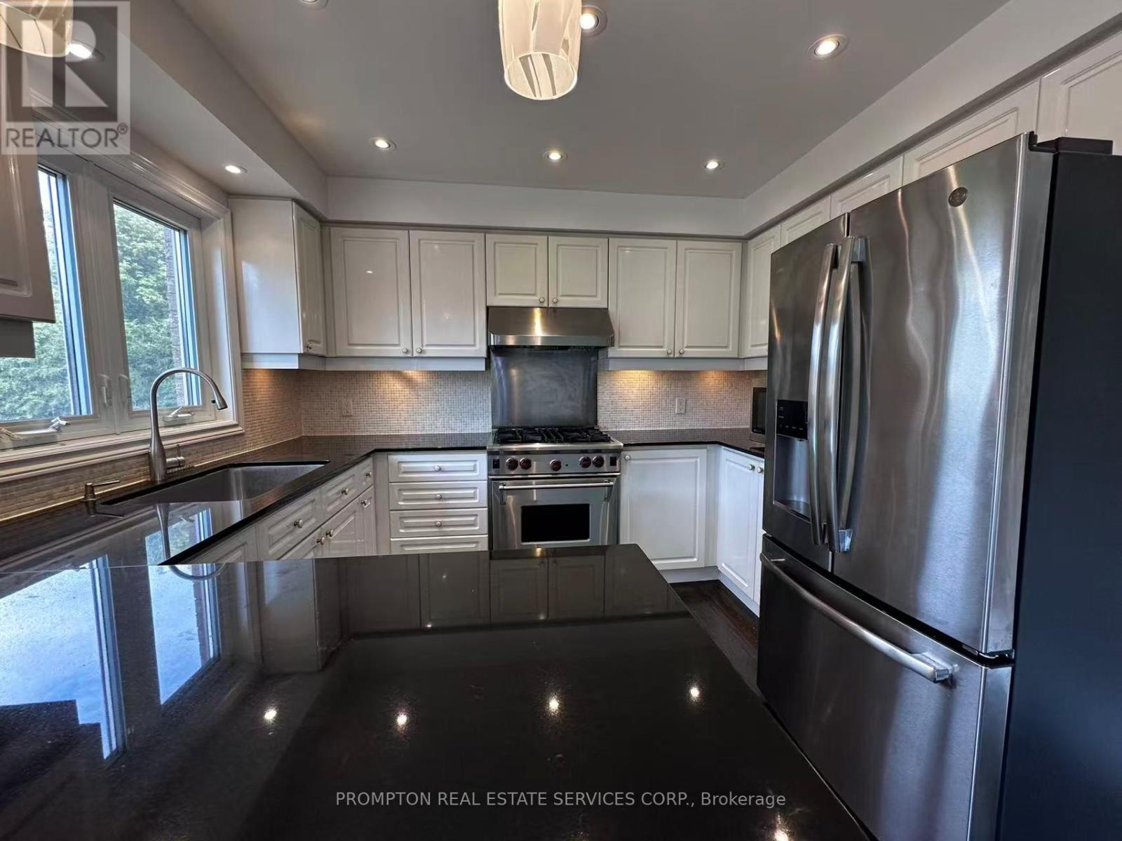 32 Charrington Crescent, Markham, Ontario  L3R 0R2 - Photo 7 - N12374287
