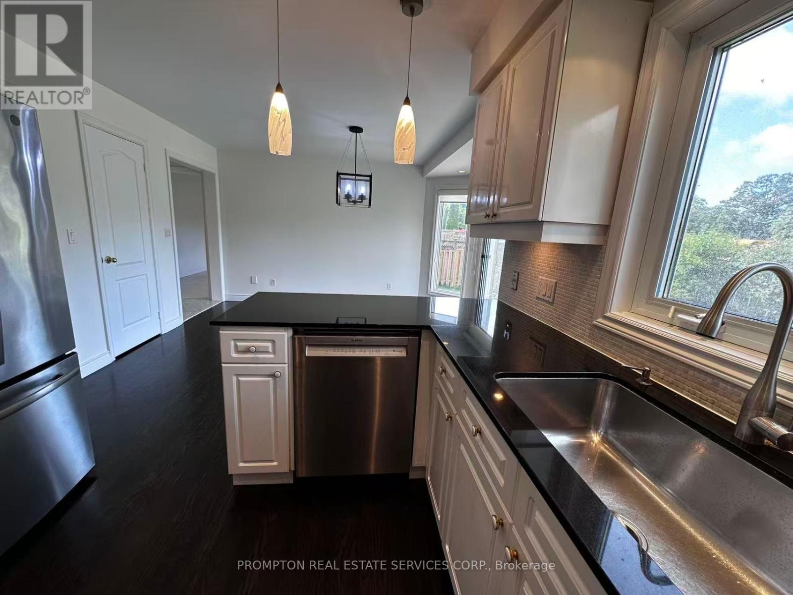 32 Charrington Crescent, Markham, Ontario  L3R 0R2 - Photo 8 - N12374287
